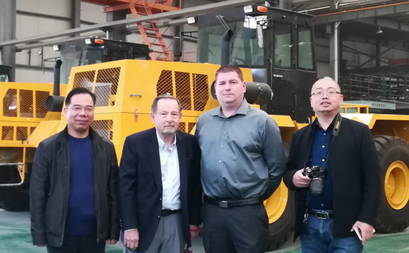 沖擊壓路機(jī)牽引車 沖擊壓路機(jī)牽引車