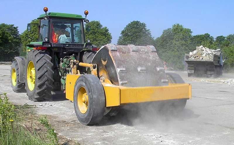 沖擊式壓路機(jī)路面破碎 沖擊式壓路機(jī)路面破碎