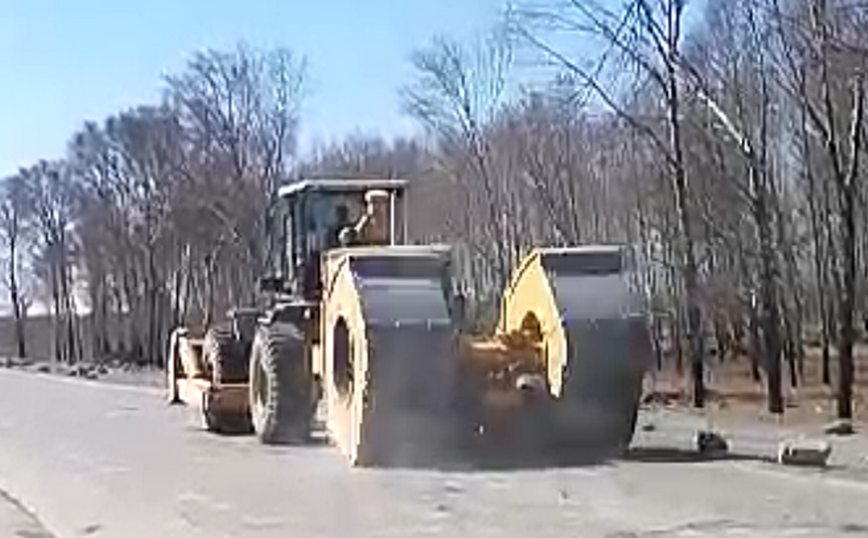 五邊形沖擊式壓路機(jī).jpg 五邊形沖擊式壓路機(jī).jpg