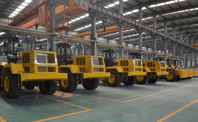 沖擊式壓路機(jī)牽引車 沖擊式壓路機(jī)牽引車