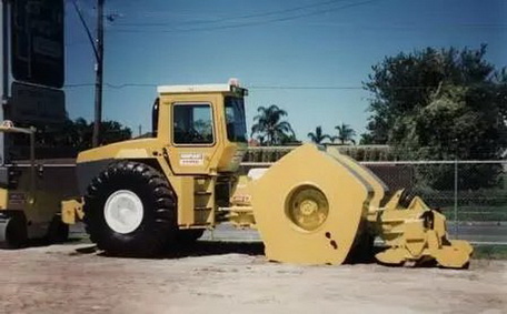 沖擊碾壓機圖片 沖擊碾壓機圖片