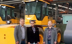 沖擊壓路機牽引車 沖擊壓路機牽引車