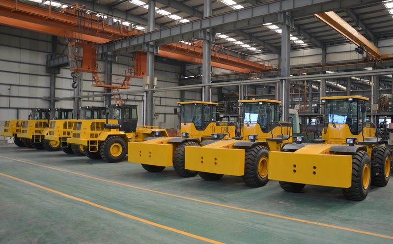 沖擊壓路機牽引車 沖擊壓路機牽引車